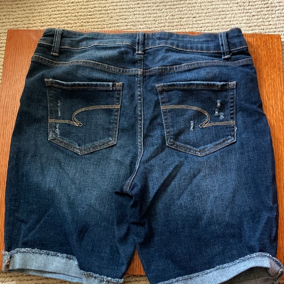 TIME AND TRU High Rise Button Fly Distressed blue jean shorts. Size 8 - Picture 5 of 7